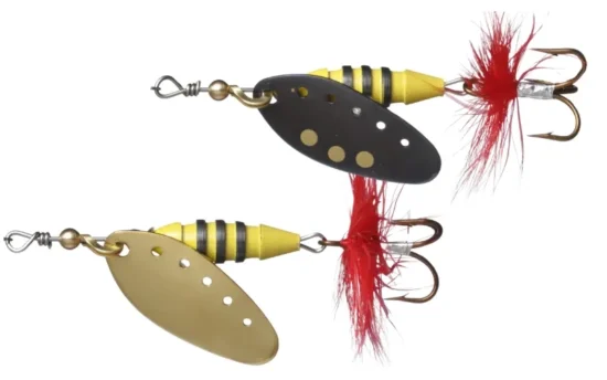Myran Sting spinner i gul med sorte hugpunkter og røde hacklefibre på krogen, ideel til gedder og laks.