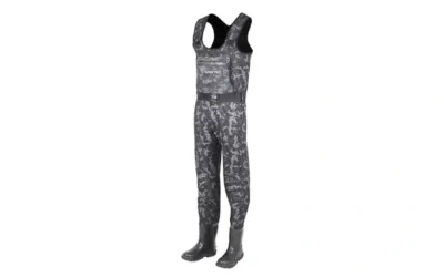 Kinetic Neorush Neopren Waders i camouflage med neoprenstøvler og brystlomme, set forfra på neutral baggrund.