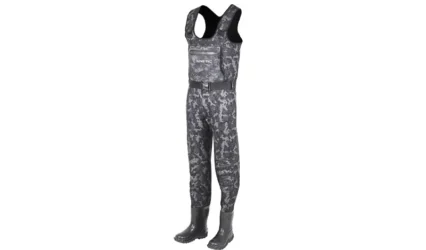 Kinetic Neorush Neopren Waders i camouflage med neoprenstøvler og brystlomme, set forfra på neutral baggrund.