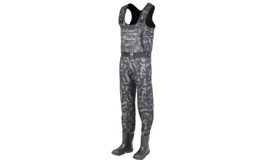 Kinetic Neorush Neopren Waders i camouflage med neoprenstøvler og brystlomme, set forfra på neutral baggrund.