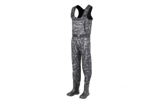 Kinetic Neorush Neopren Waders i camouflage med neoprenstøvler og brystlomme, set forfra på neutral baggrund.