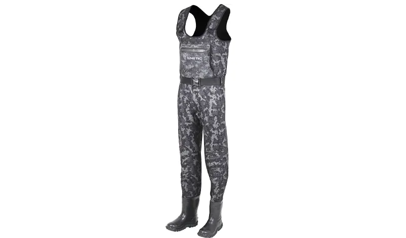 Kinetic Neorush Neopren Waders i camouflage med neoprenstøvler og brystlomme, set forfra på neutral baggrund.