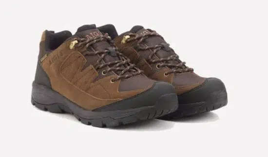 Aigle Vedur Low Vandresko er en lav, let og slidstærk outdoor-sko med åndbar konstruktion og god stødabsorbering. Velegnet til både fritid og friluftsliv.