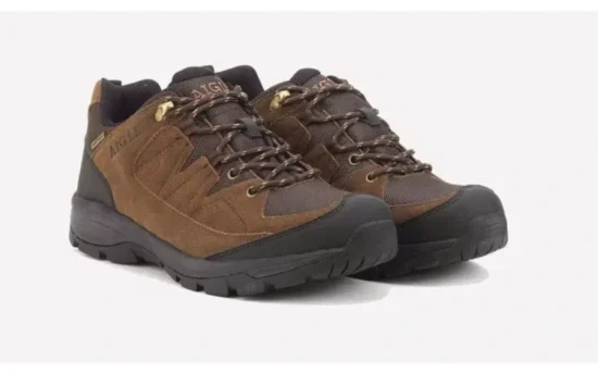 Aigle Vedur Low Vandresko er en lav, let og slidstærk outdoor-sko med åndbar konstruktion og god stødabsorbering. Velegnet til både fritid og friluftsliv.