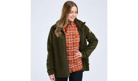 Dame iført Pinewood Pile fleece jakke dame i grøn, åbent i front og viser orange skjorte