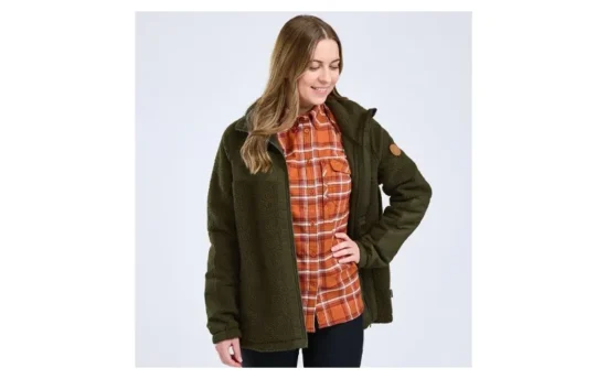 Dame iført Pinewood Pile fleece jakke dame i grøn, åbent i front og viser orange skjorte