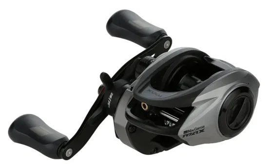 Abu Garcia Max5 X Low Profile fiskehjul med sort finish og soft-touch håndtag