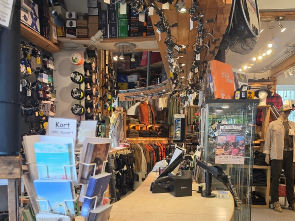 Fiskehjul, liner og kasseområdet i butikken